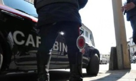 Ruba in un negozio di elettronica: arrestato