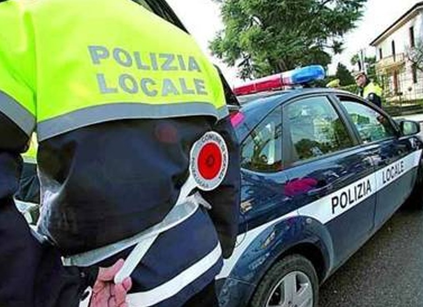 Ruba l’auto al padre e si schianta