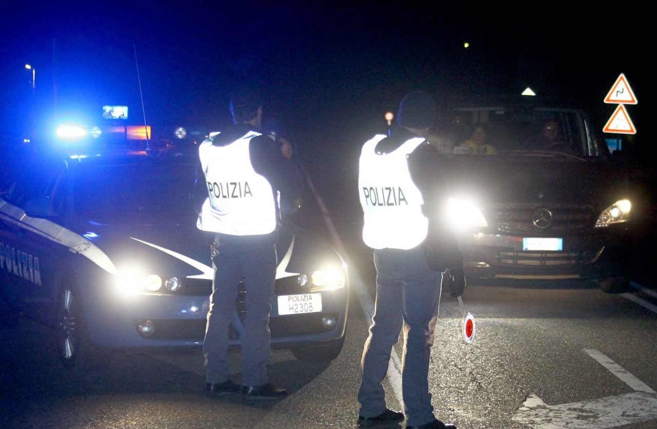 Ruba un’auto, fugge e viene arrestato. Libero in poche ore