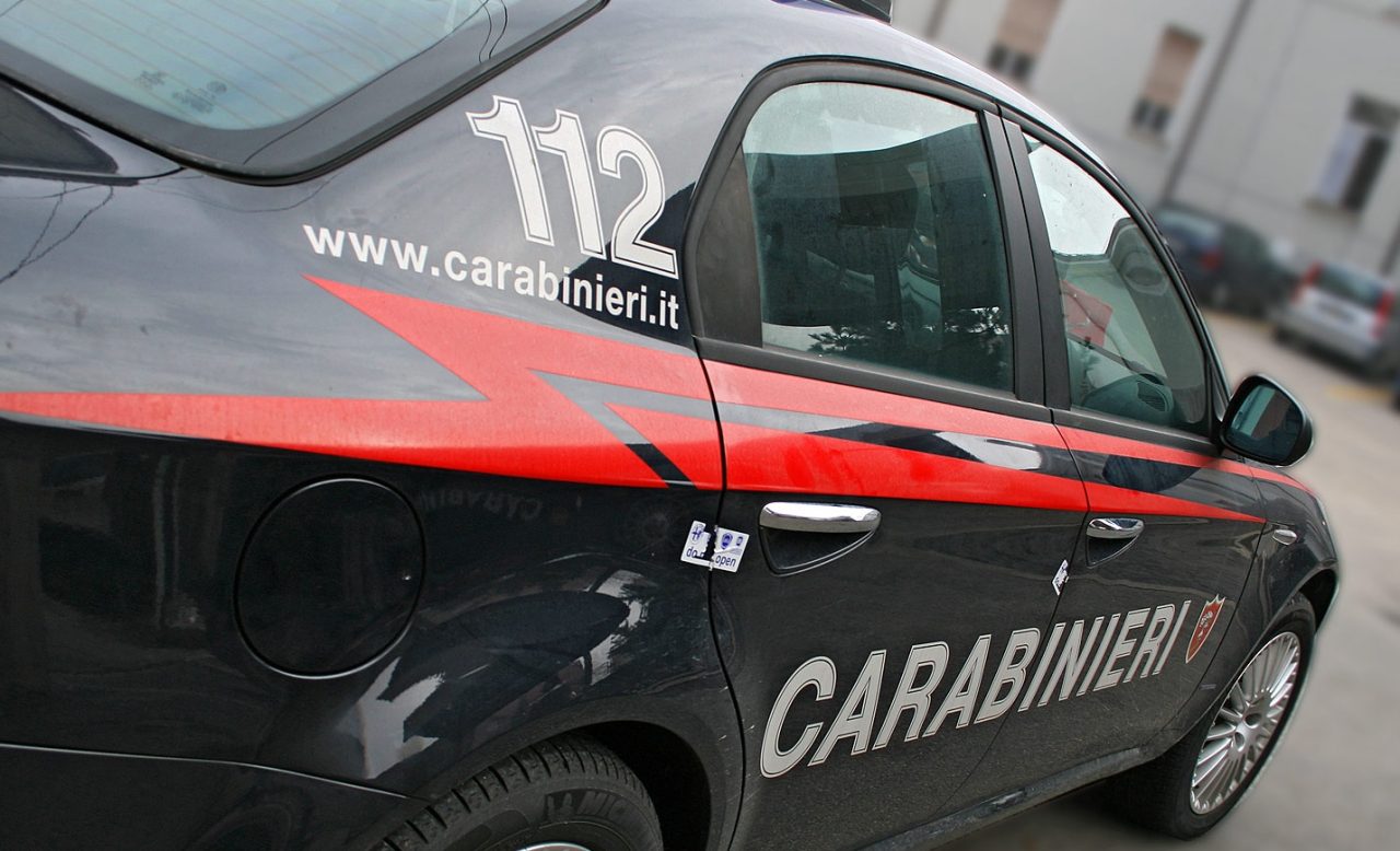 Rubano e provano a scappare nei campi