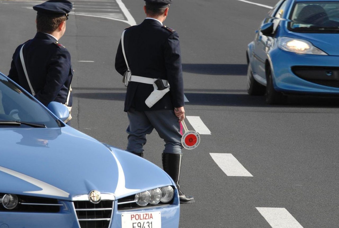 Rubano gioielli, poi la pazza fuga: presi