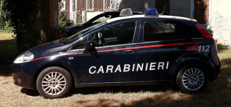 Rubano un’auto e si schiantano