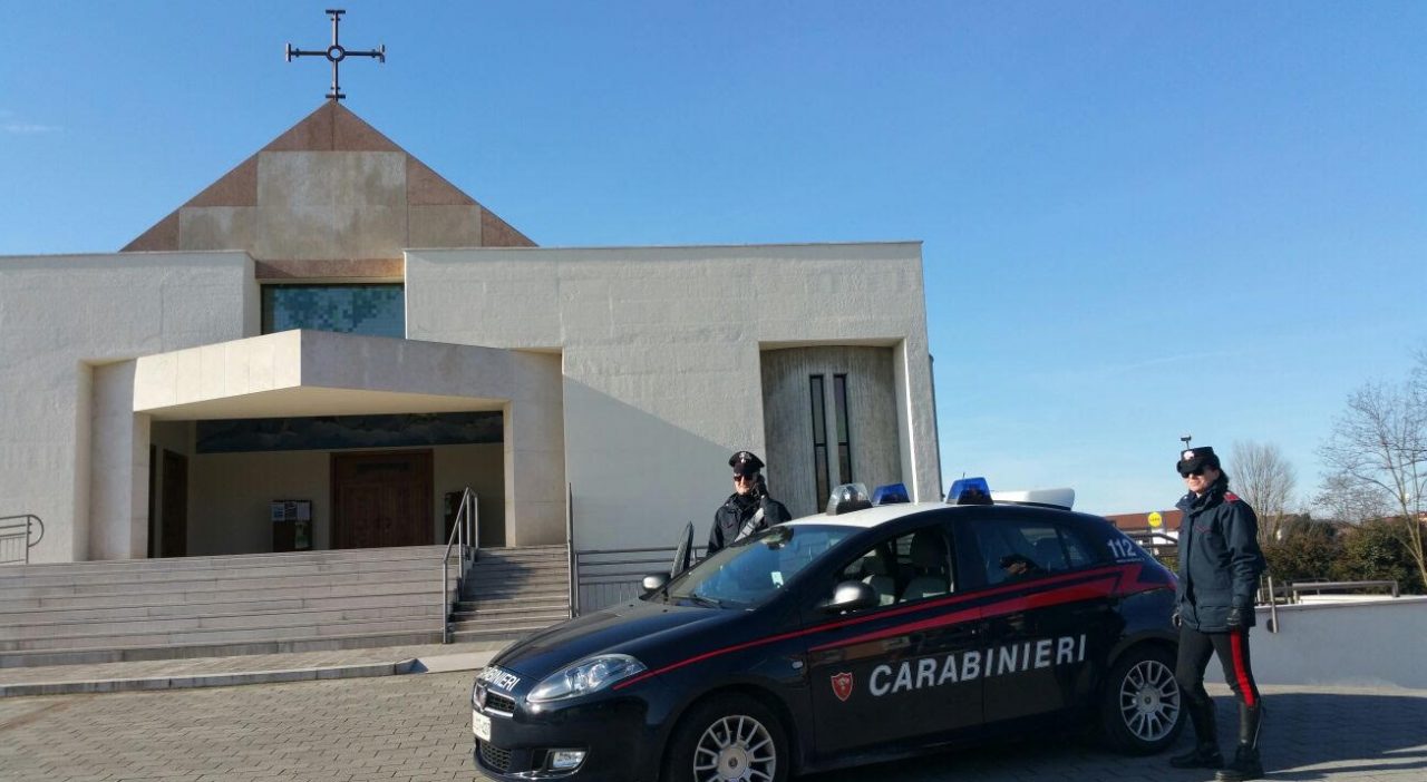 Rubava in canonica: arrestato