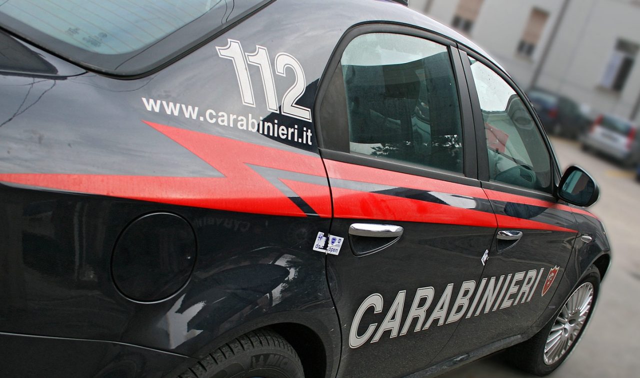 Salò, auto finisce contro un muro