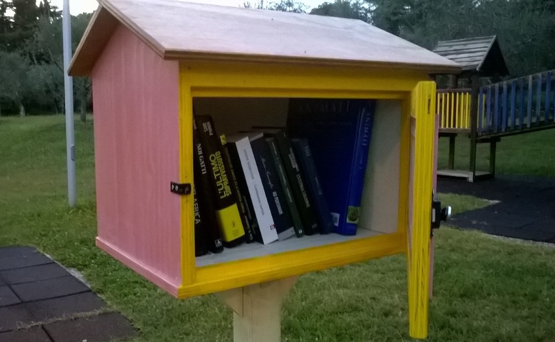 Salò, casette per i libri nel parco