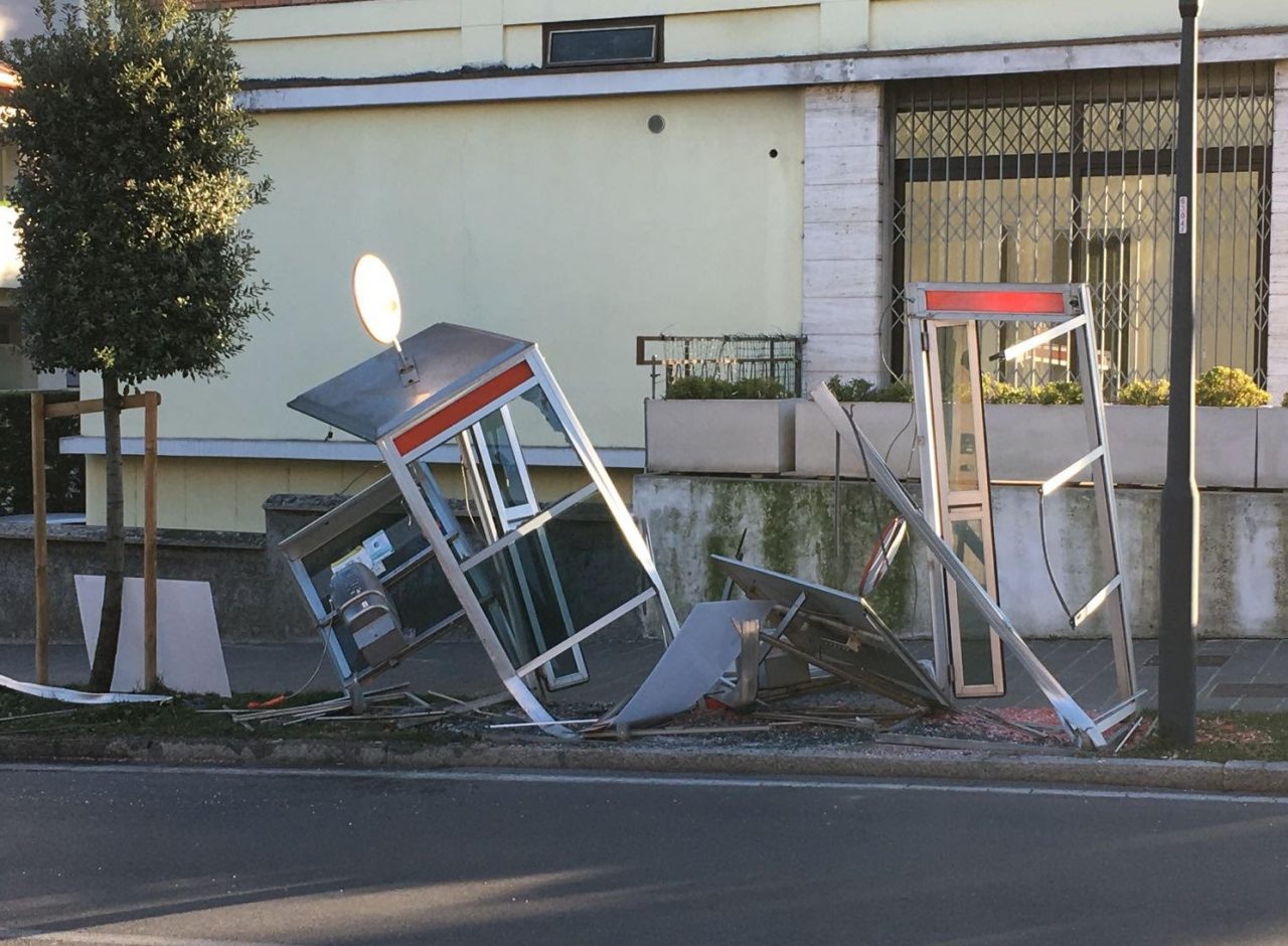 Sbanda ubriaco e sfonda le cabine