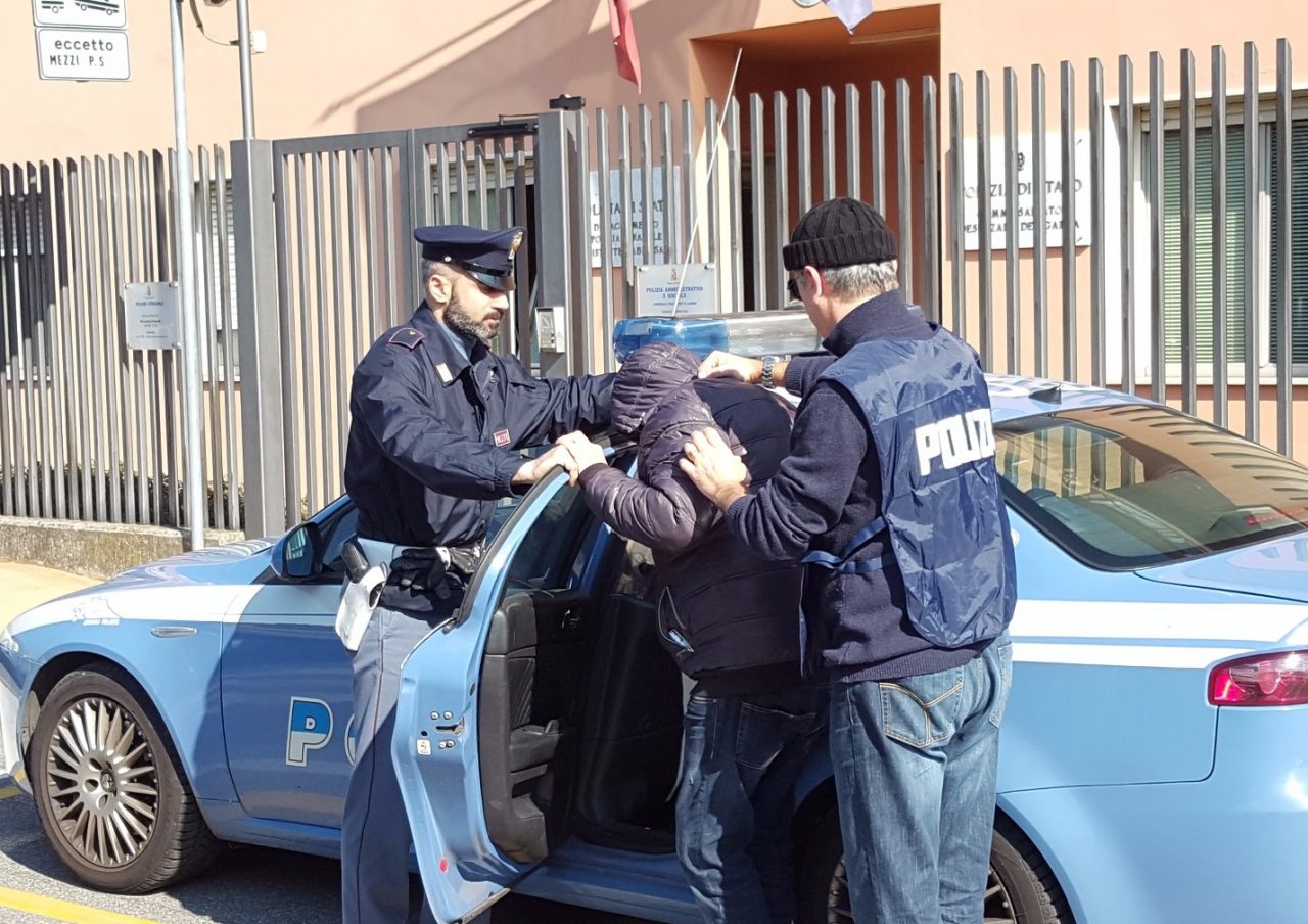 Scappano dalla polizia, si schiantano e feriscono un agente
