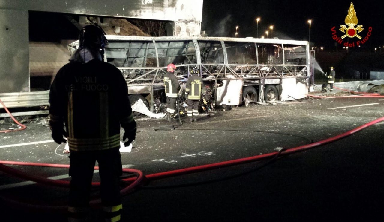 Schianto bus, caos in A4