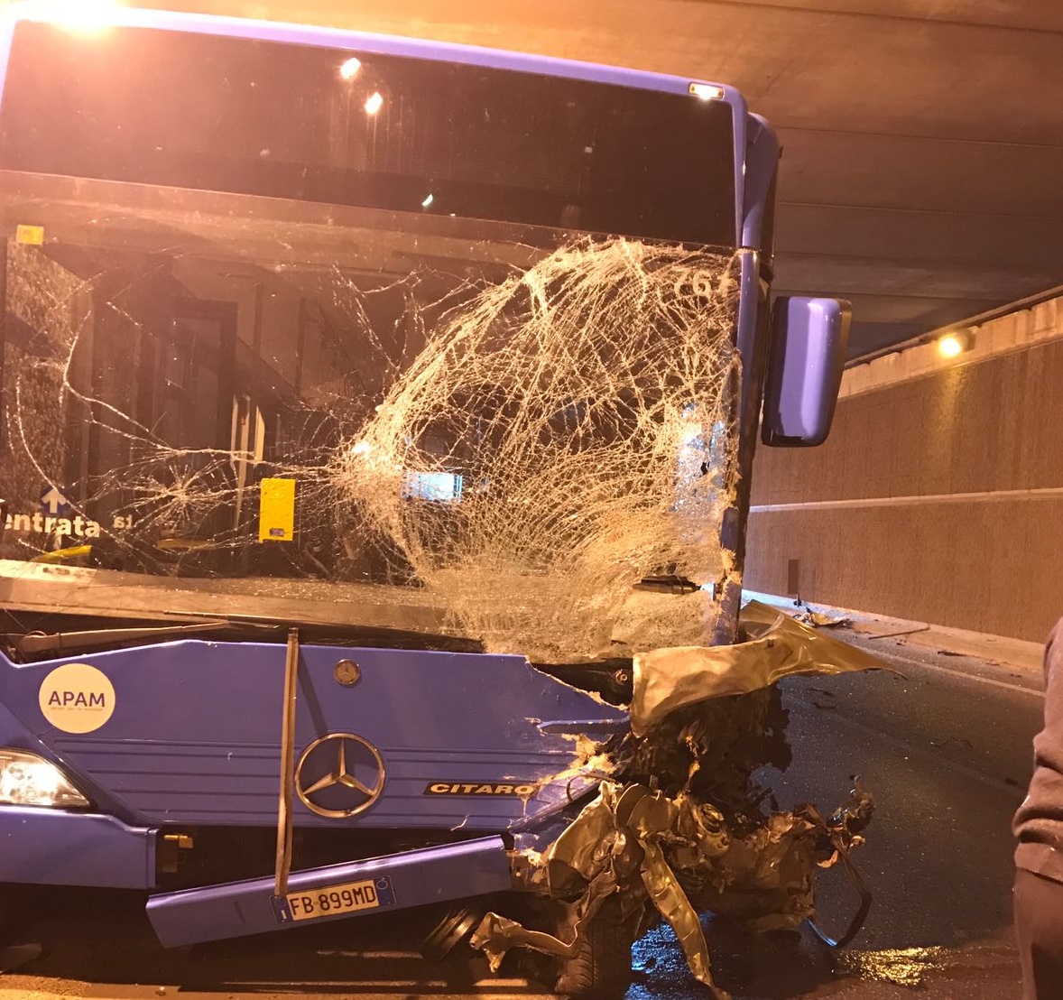 Schianto in galleria. Il Web accusa il morto