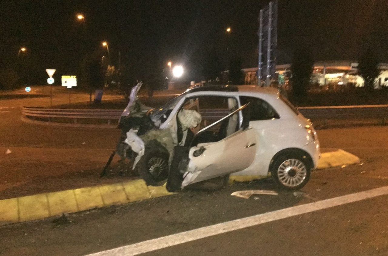 Schianto nella notte: muore una donna, cane in fin di vita