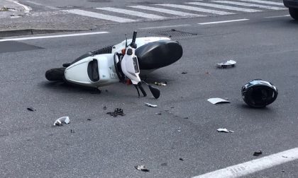 Pericoloso incidente tra un'automobile e uno scooter