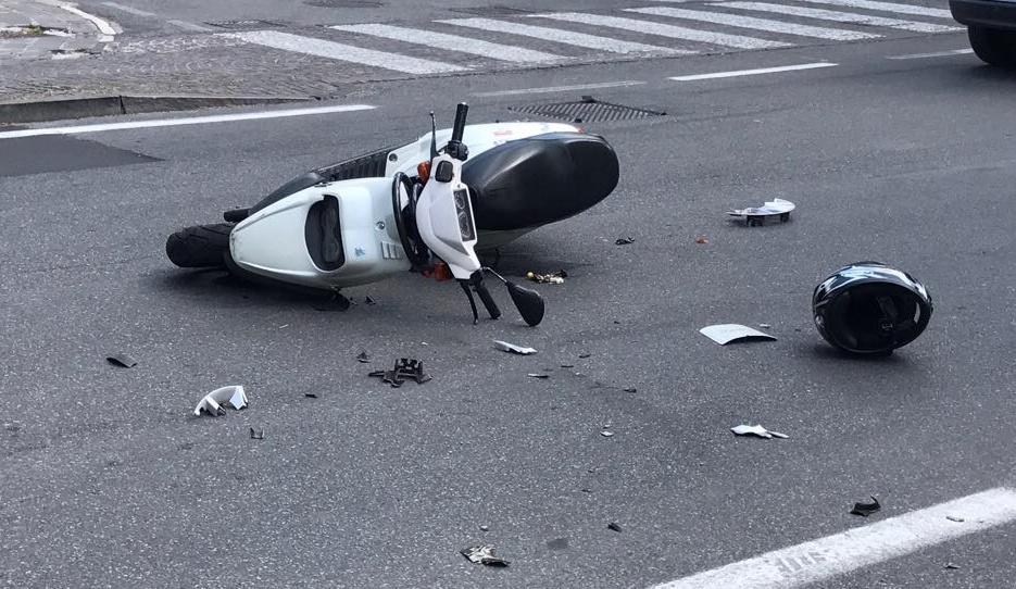 Pericoloso incidente tra un’automobile e uno scooter