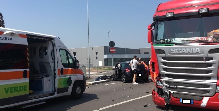 Scontro tra auto e tir