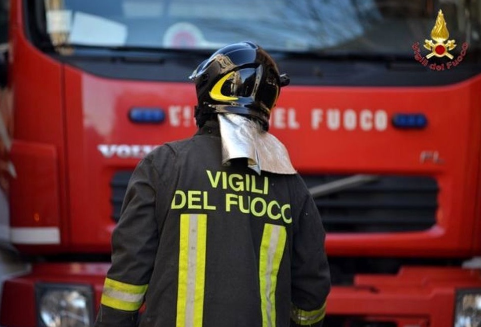 Scontro tra auto: una persona incastrata tra le lamiere