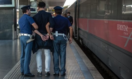 Scoperto senza biglietto, 21enne aggredisce poliziotto