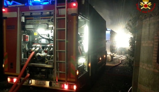 Scoppia l’inferno in un garage