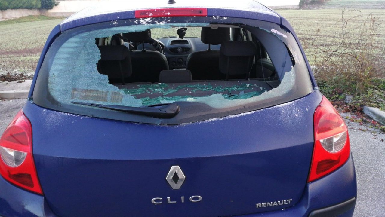 Scoppia il vetro dell’auto a causa del freddo