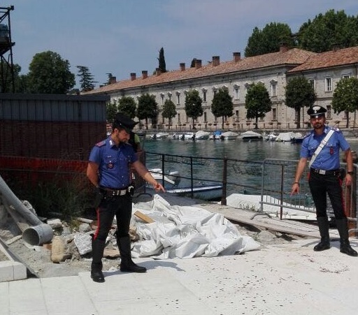 Sfonda una vetrina e si ferisce a una mano