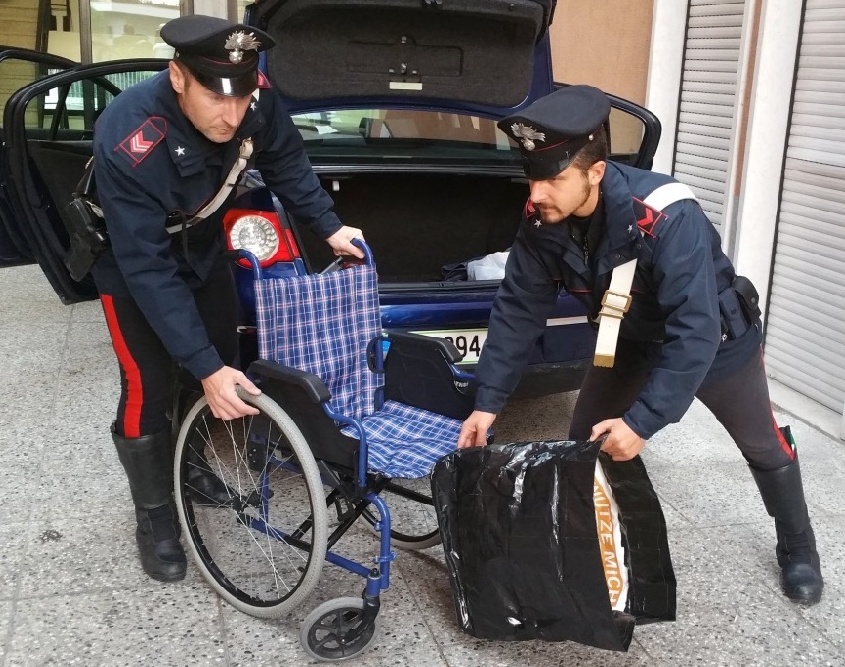 Si finge invalido e ruba nei negozi