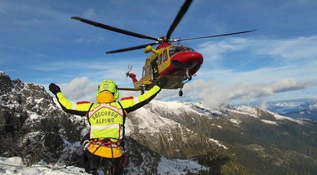 Si lancia con la tuta alare e si schianta