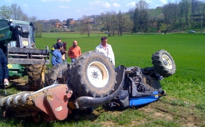 Si ribalta il trattore, altra morte in campagna