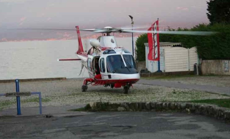 Si tuffa e scompare nelle acque del lago