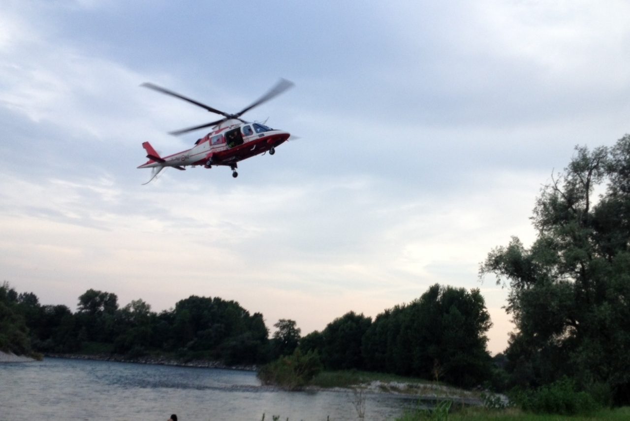 Si tuffano per salvare un’amica, gravi due ventenni