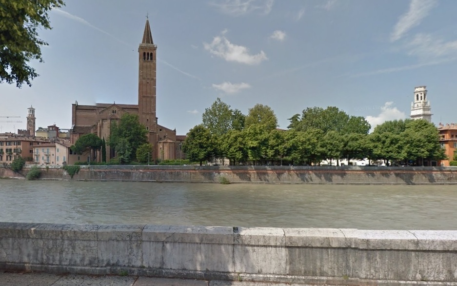 Si ubriaca e cade in acqua: salvato