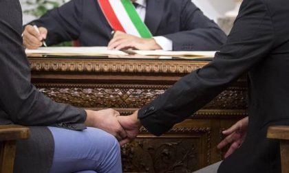 Sindaco si rifiuta di celebrare unione civile fra due uomini