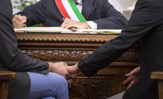 Sindaco si rifiuta di celebrare unione civile fra due uomini