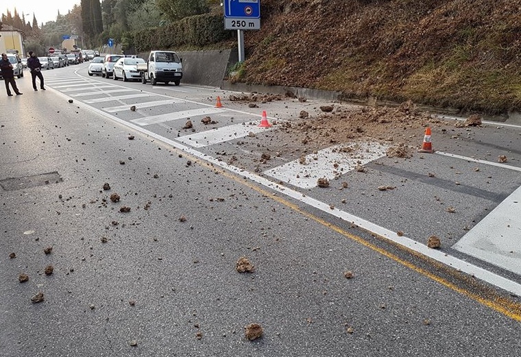 Smottamento a Salò, sassi sulla strada