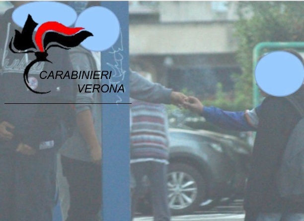 Spacciavano alla fermata del bus: arrestati dai carabinieri di Peschiera