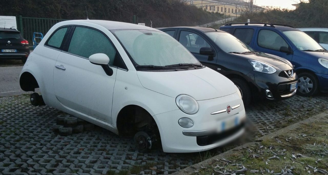 Stazione: rubate tutte le ruote!