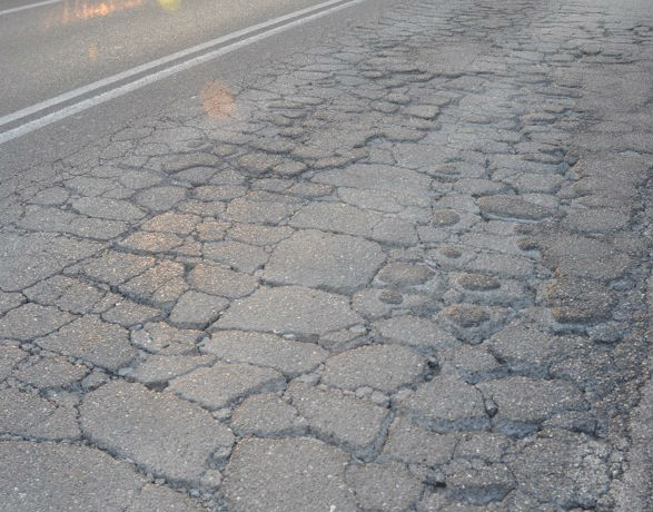Strada sgretolata dalle piogge