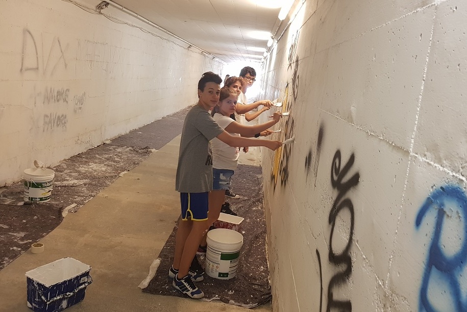 Stucco e vernice: i ragazzi ripuliscono il tunnel