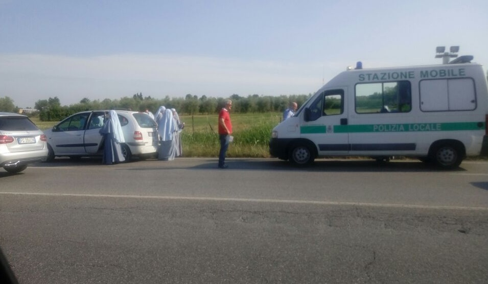 Suore tamponate in auto: ferite