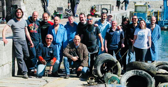 I sub puliscono il porto di Rivoltella