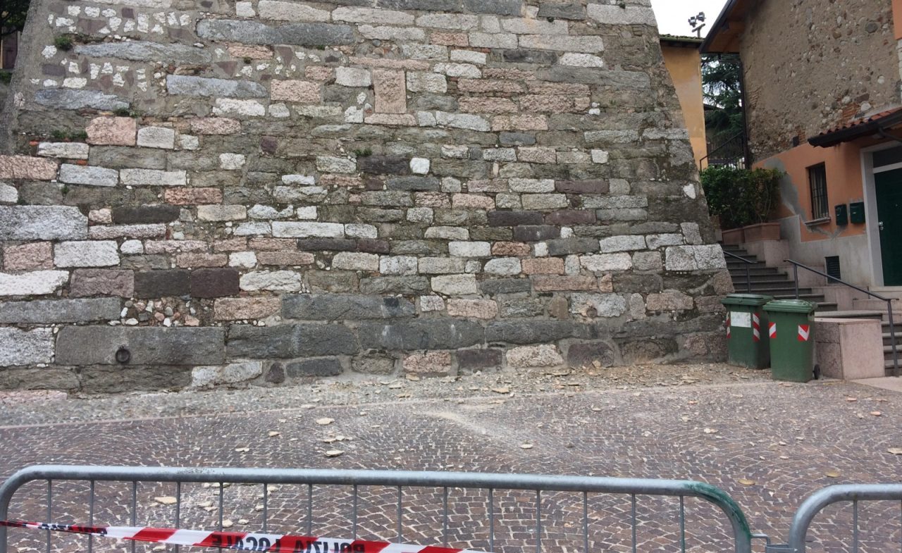 Temporale: la torre perde pezzi