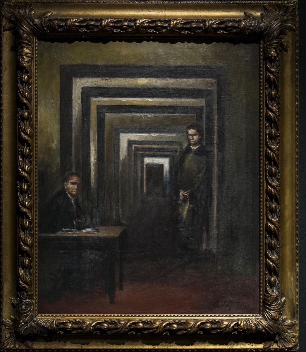 “Tenta di squarciare il quadro di Hitler”