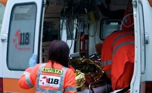 Tenta il suicidio in auto, 45enne in gravi condizioni