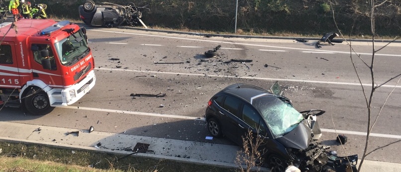 Terribile frontale: 3 feriti