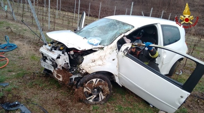 Terrore in A4: finiscono nel vigneto