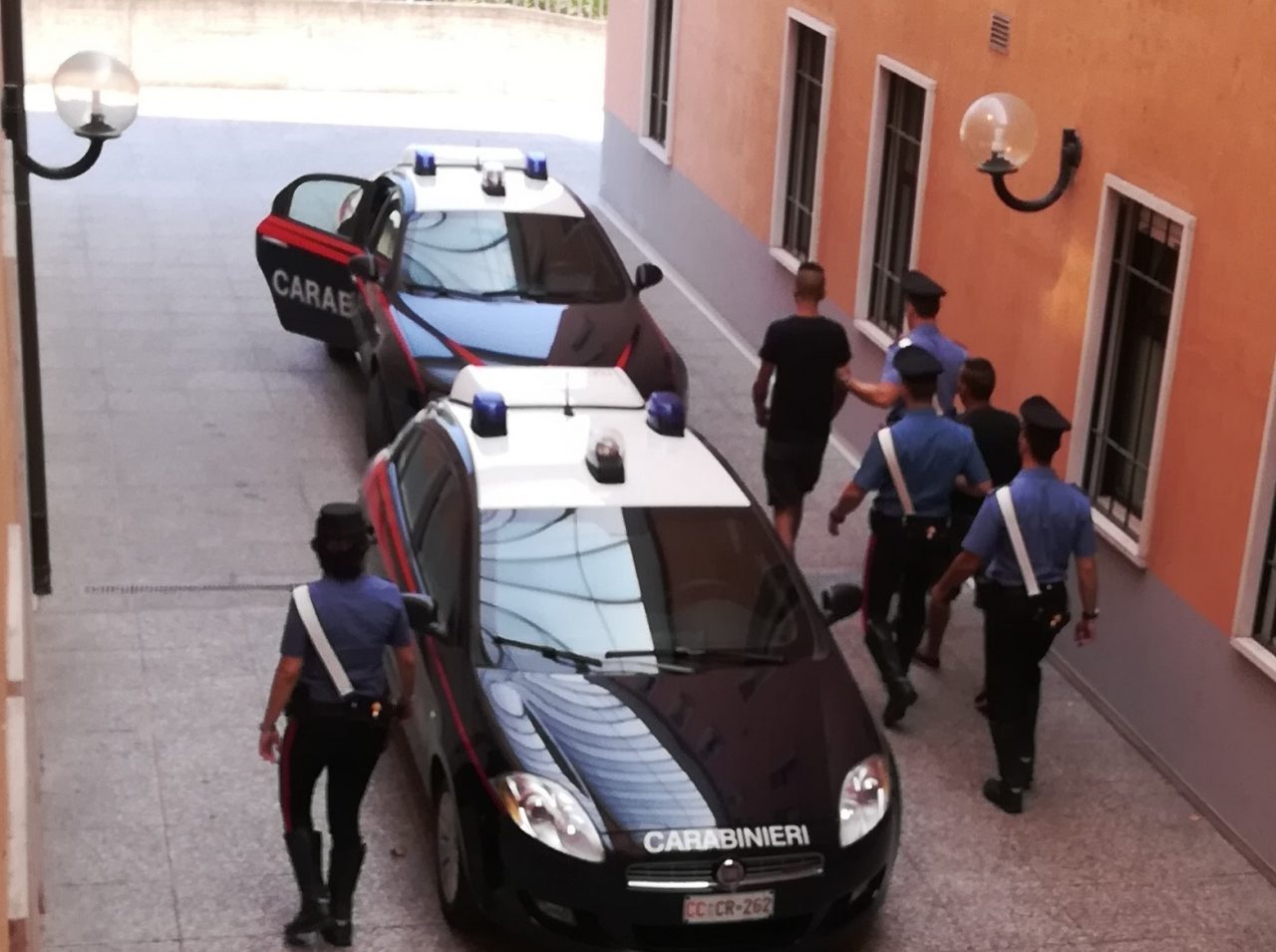 “Ti tagliamo la gola”, ma arrivano i carabinieri