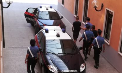 “Ti tagliamo la gola”, ma arrivano i carabinieri