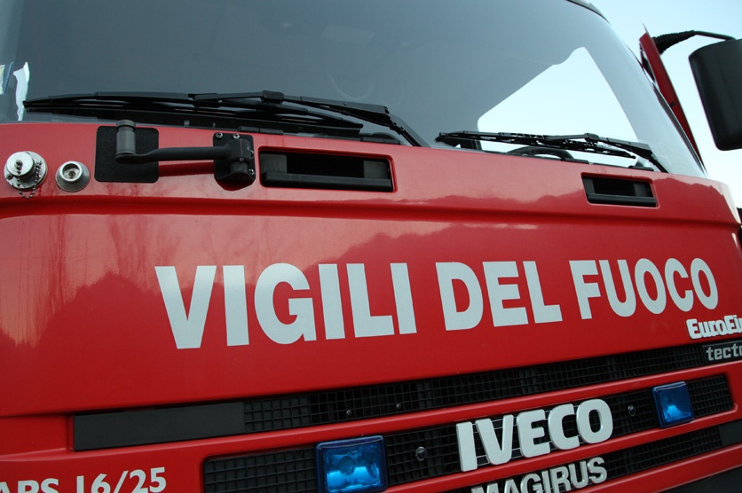 Fuori strada, resta in bilico sul precipizio