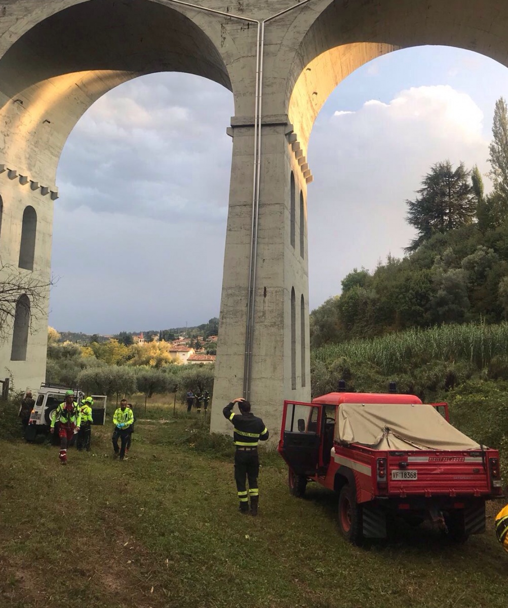 Tragedia a Salò, uomo cade dal ponte