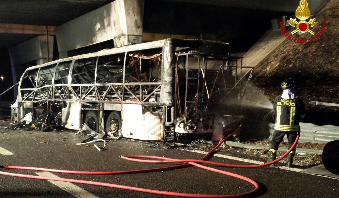Tragedia in autostra A4, sedici ragazzini morti