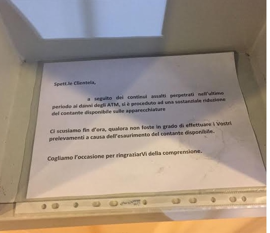Troppi assalti dei ladri, ridotti i soldi nel bancomat
