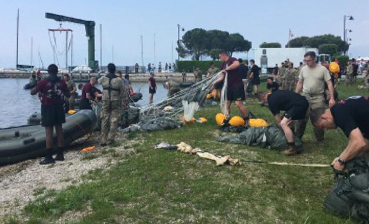 «Tu vuò fa’ l’americano». E loro si paracadutano