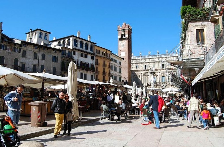 Turisti, boom a Verona e sul lago